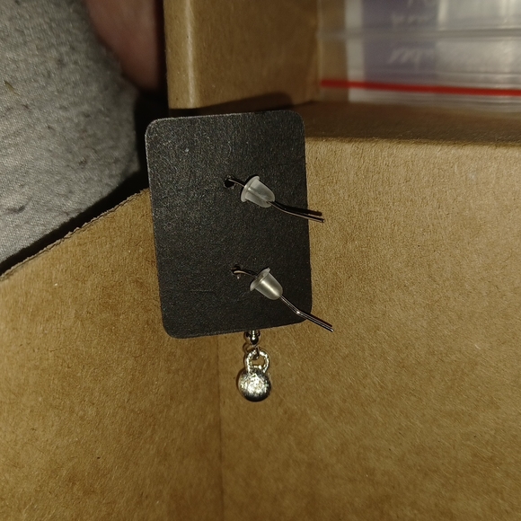 Red earrings - Picture 3 of 3